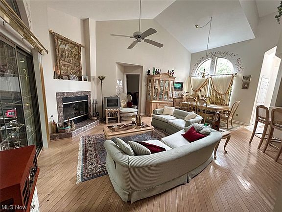 4th image of 115 N Aspen Ct Unit 2