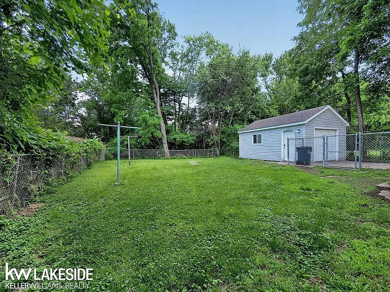388 E South Blvd — Photo 4