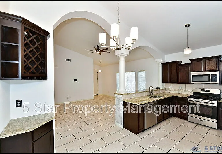 13136 Wellington Dr — Photo 12