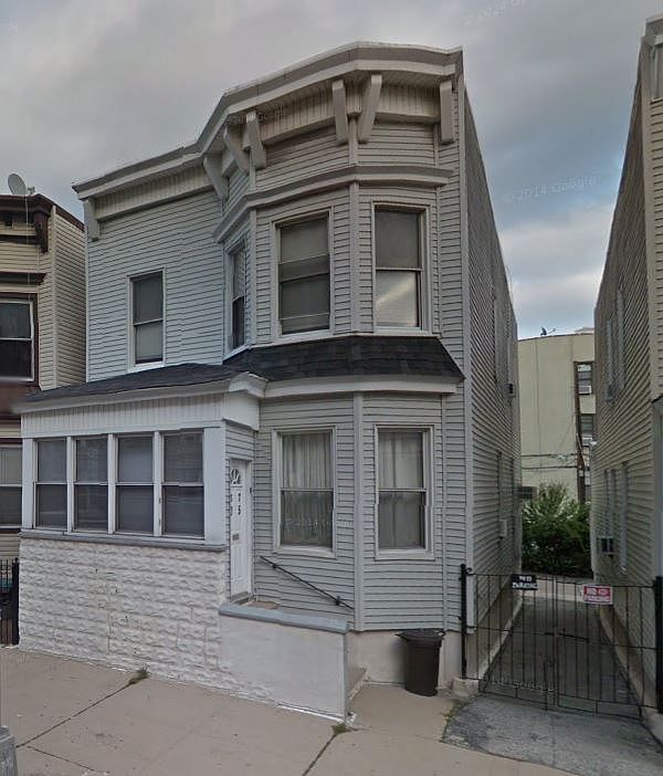 1st image of 3075 32nd St