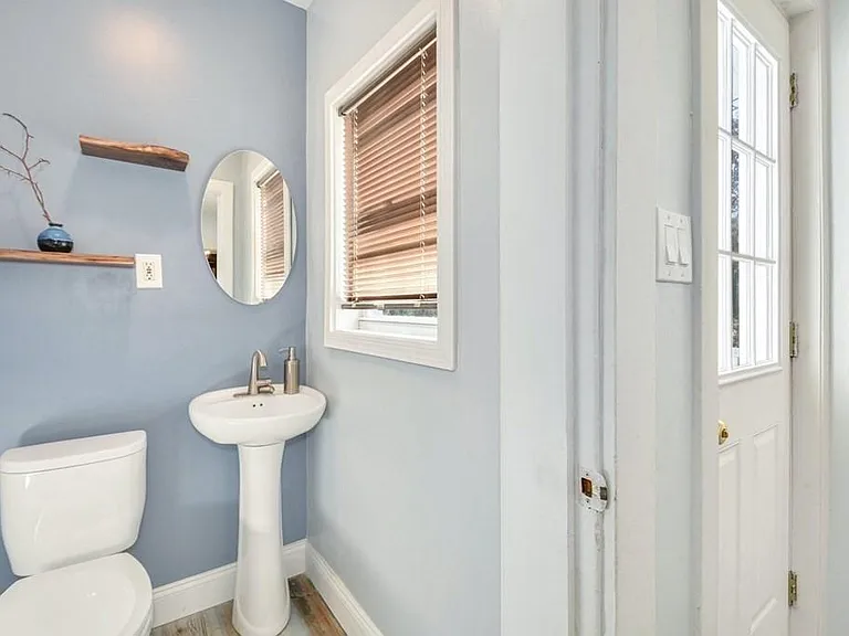 10 Middle St — Photo 11