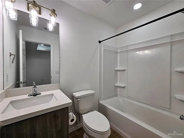 1525 W B St — Photo 13
