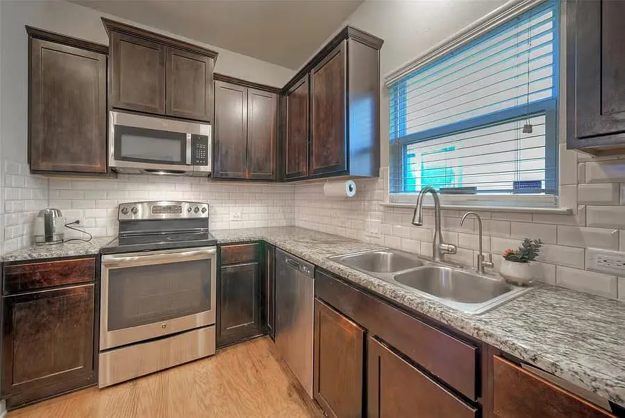 4 bed, 2.5 bath, 1854 sqft, $2,250 — Photo 3