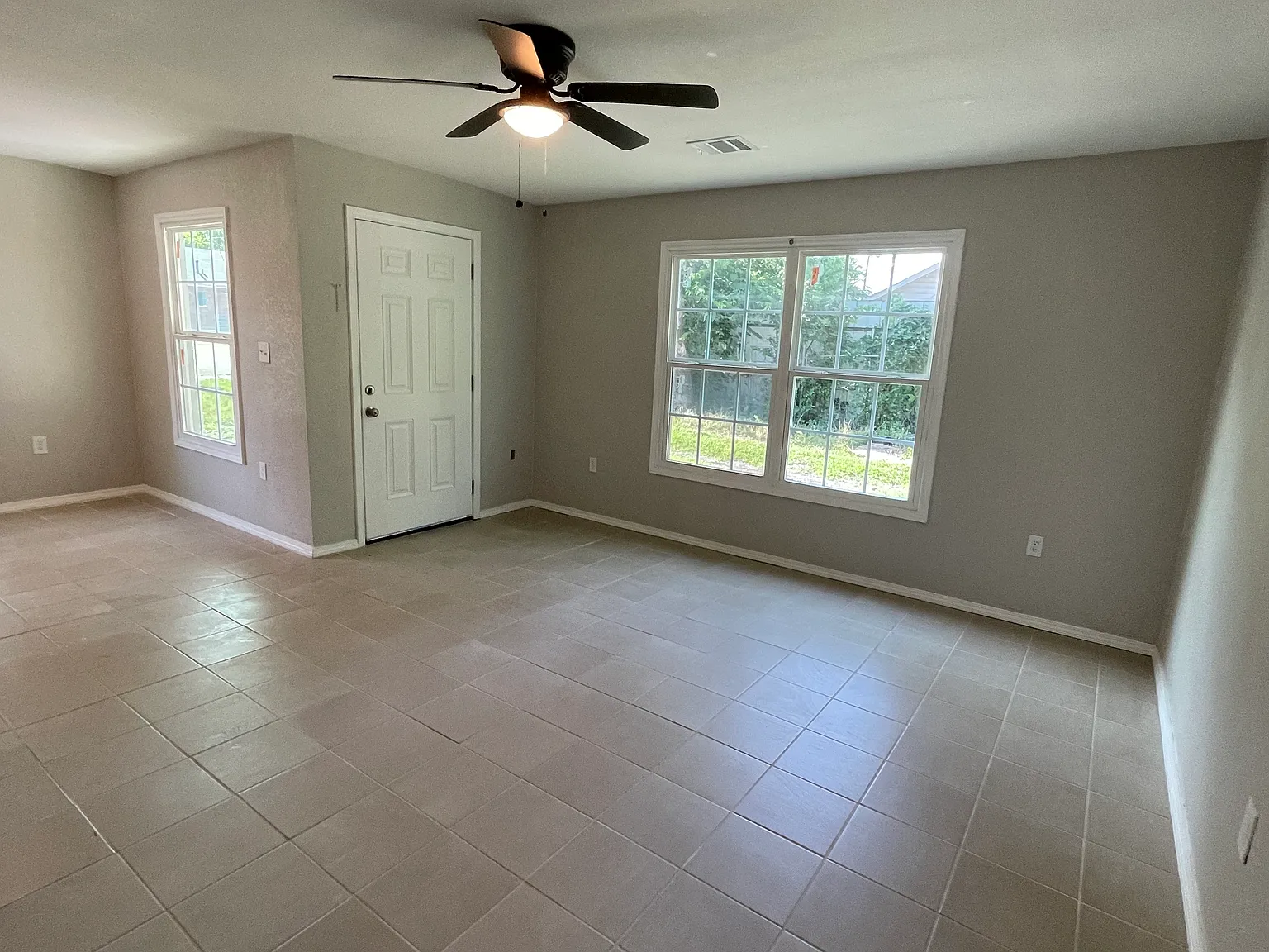 3 bed, 1011 sqft, $1,600 — Photo 2