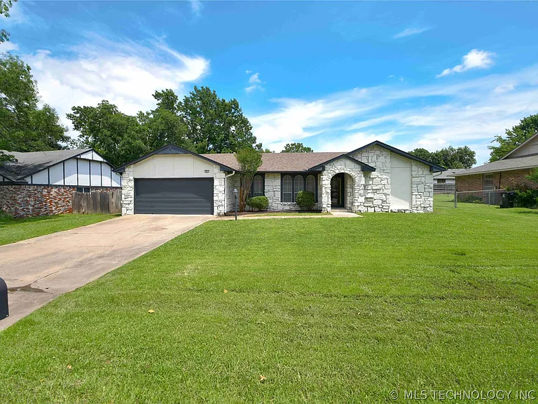 401 N Fir Pl — Photo 2