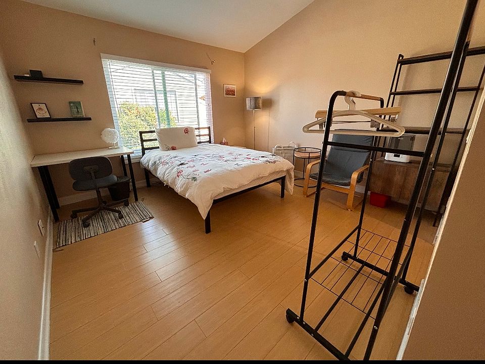 1st image of 447 Deerfield Ave #447