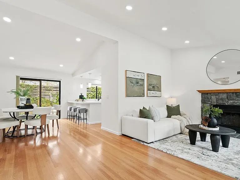 7242 Sharon Dr — Photo 2
