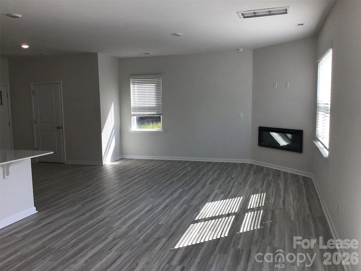 4 bed, 3.5 bath, 1927 sqft, $2,345 — Photo 4