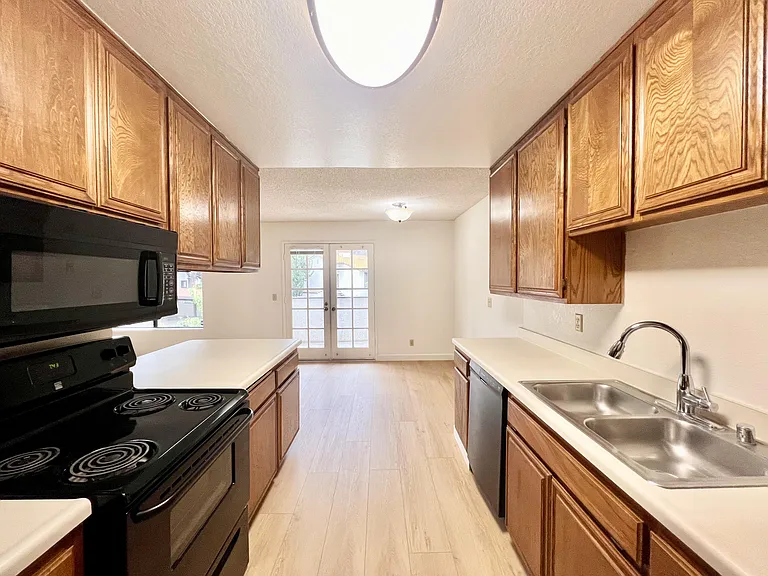Kitchen / Dining Area