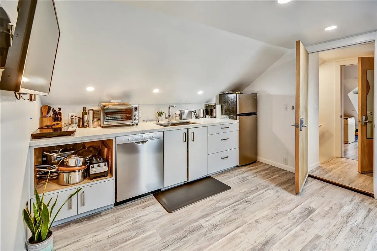 Building Photo - 832 7th Ave #3
