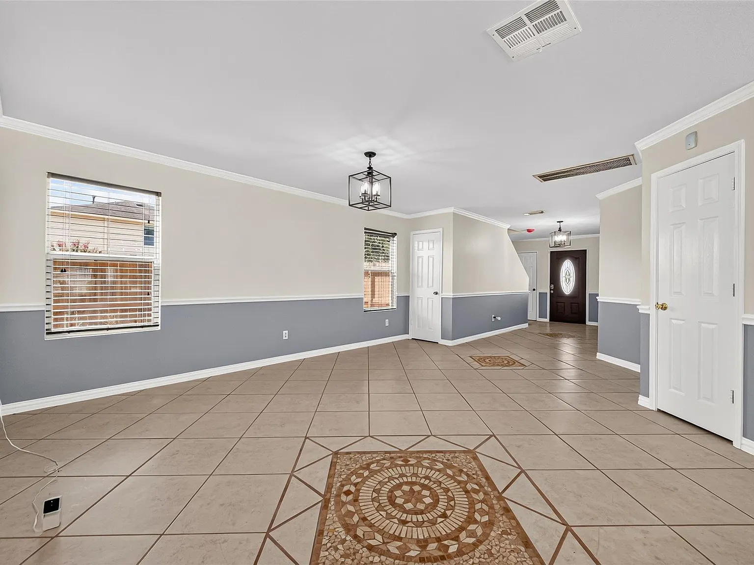 4 bed, 3.5 bath, 3440 sqft, $2,250 — Photo 4