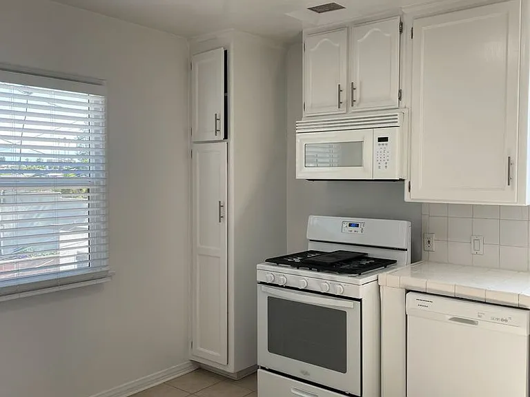 232-6 S. Harvard Blvd — Photo 10
