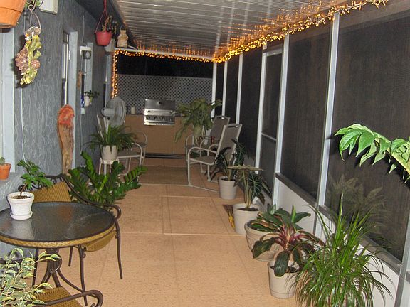 Large screened-in lanai w/flowcrete topping, ceiling speakers 