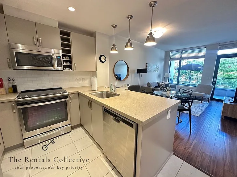 215 W 1st St #301 — Photo 2