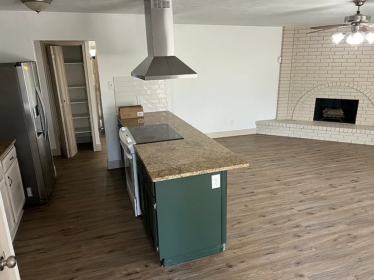 5217 Gates Dr — Photo 2
