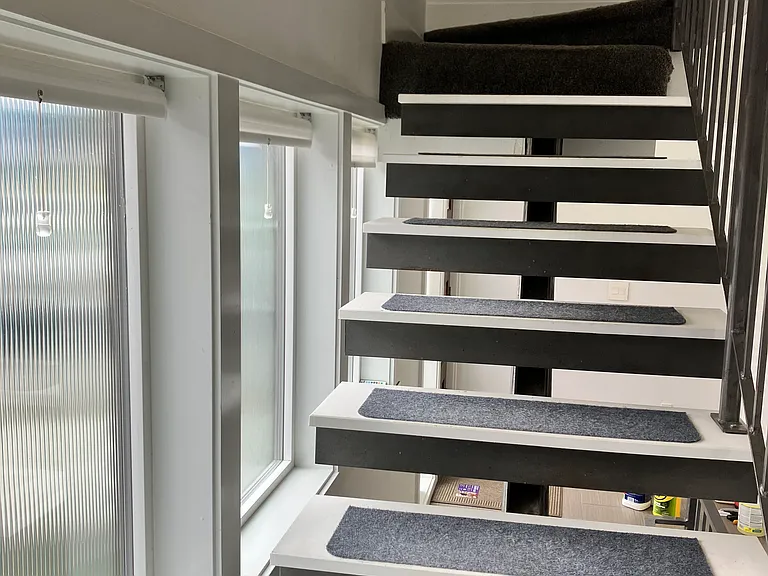 Floating staircase from entry to main floor