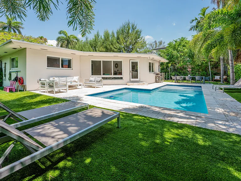 7611 Coquina Dr — Photo 3