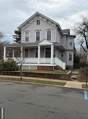 1st image of 135 Everett Pl
