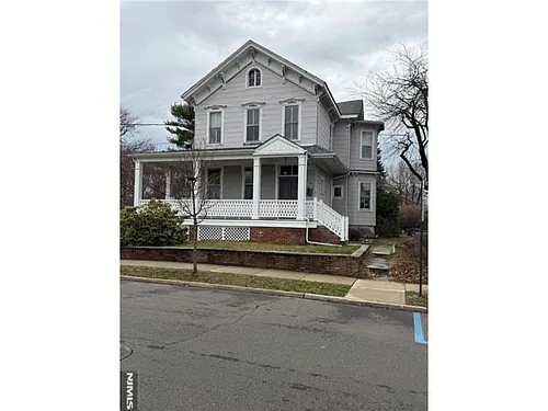 135 Everett Pl Photo 1
