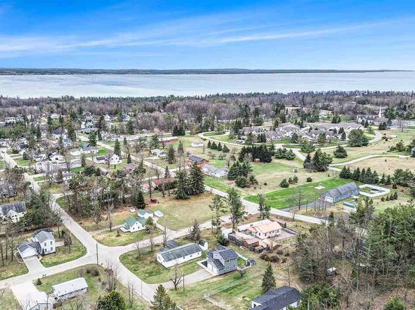 1031 Washington St, Harbor Springs, MI 49740