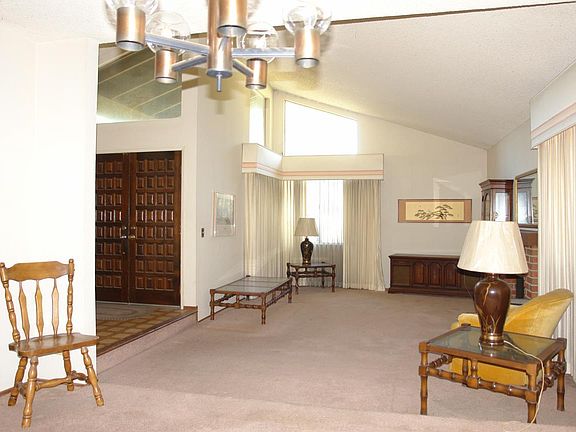 5th image of 1557 Garvey Pl