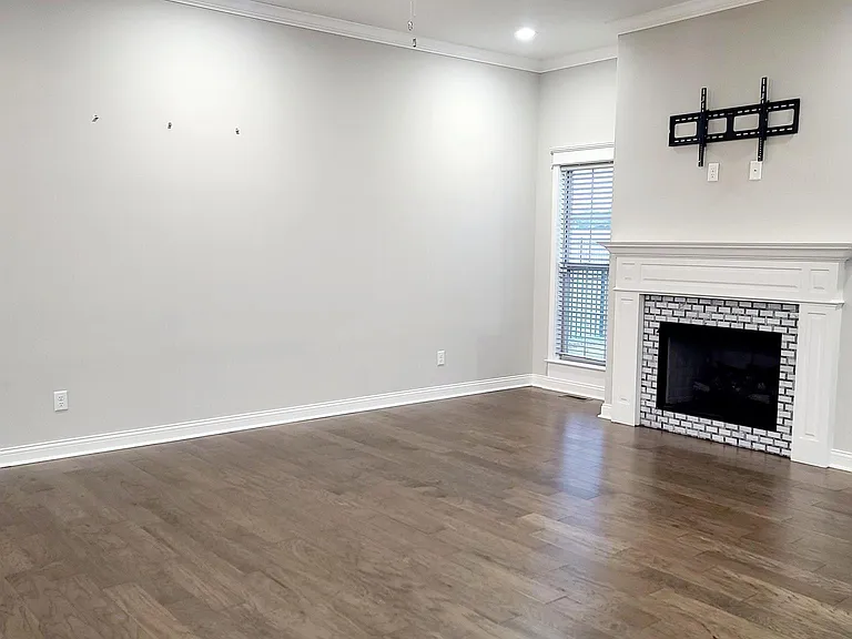 620 Montrose Dr — Photo 9