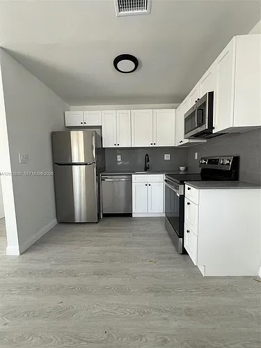 1831 NE 56th St #4 Photo 1