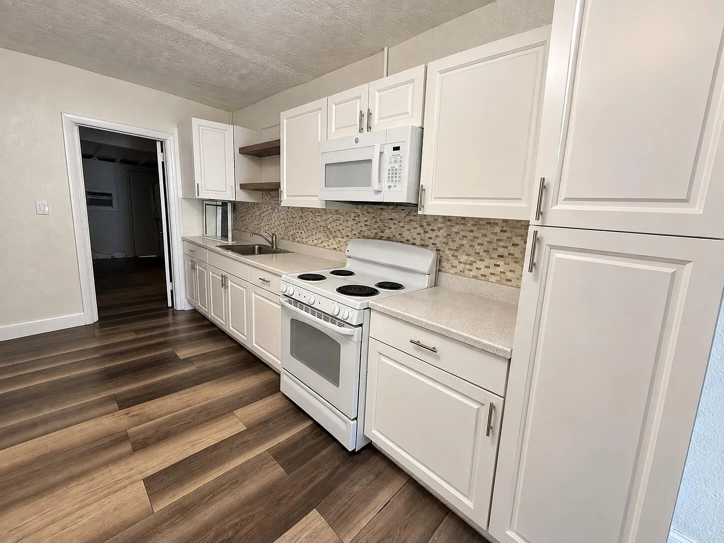 3 bed, 1.0 bath, 1191 sqft, $2,095 — Photo 4