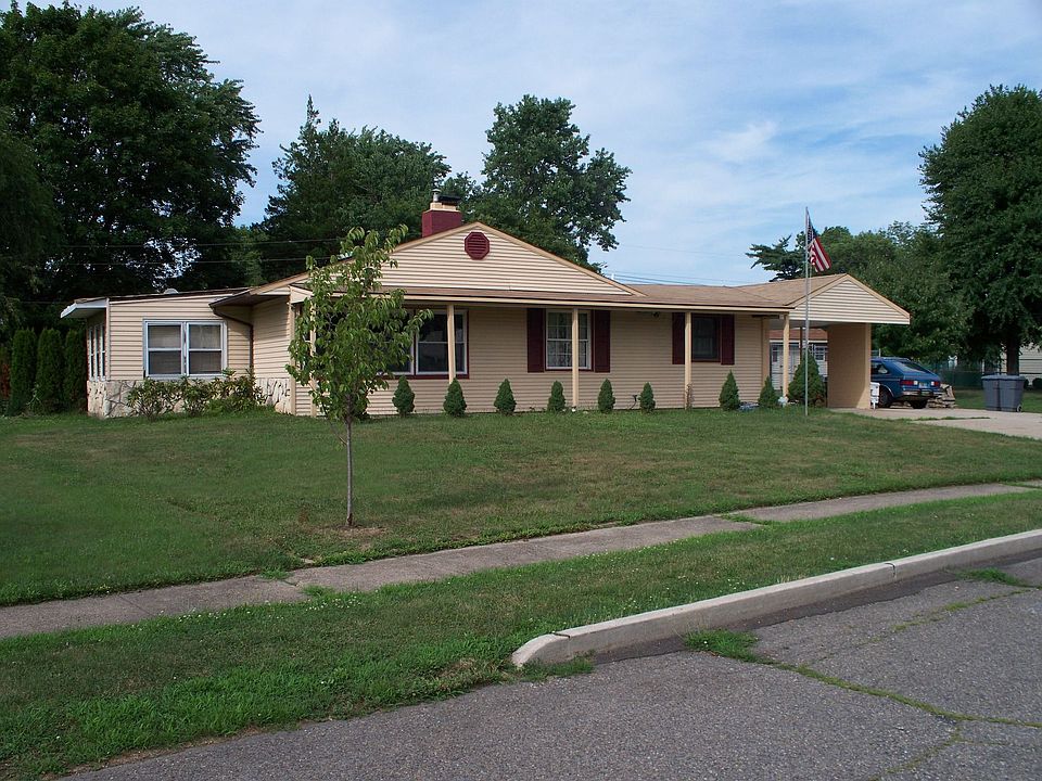2nd image of 28 Dahlia Ln