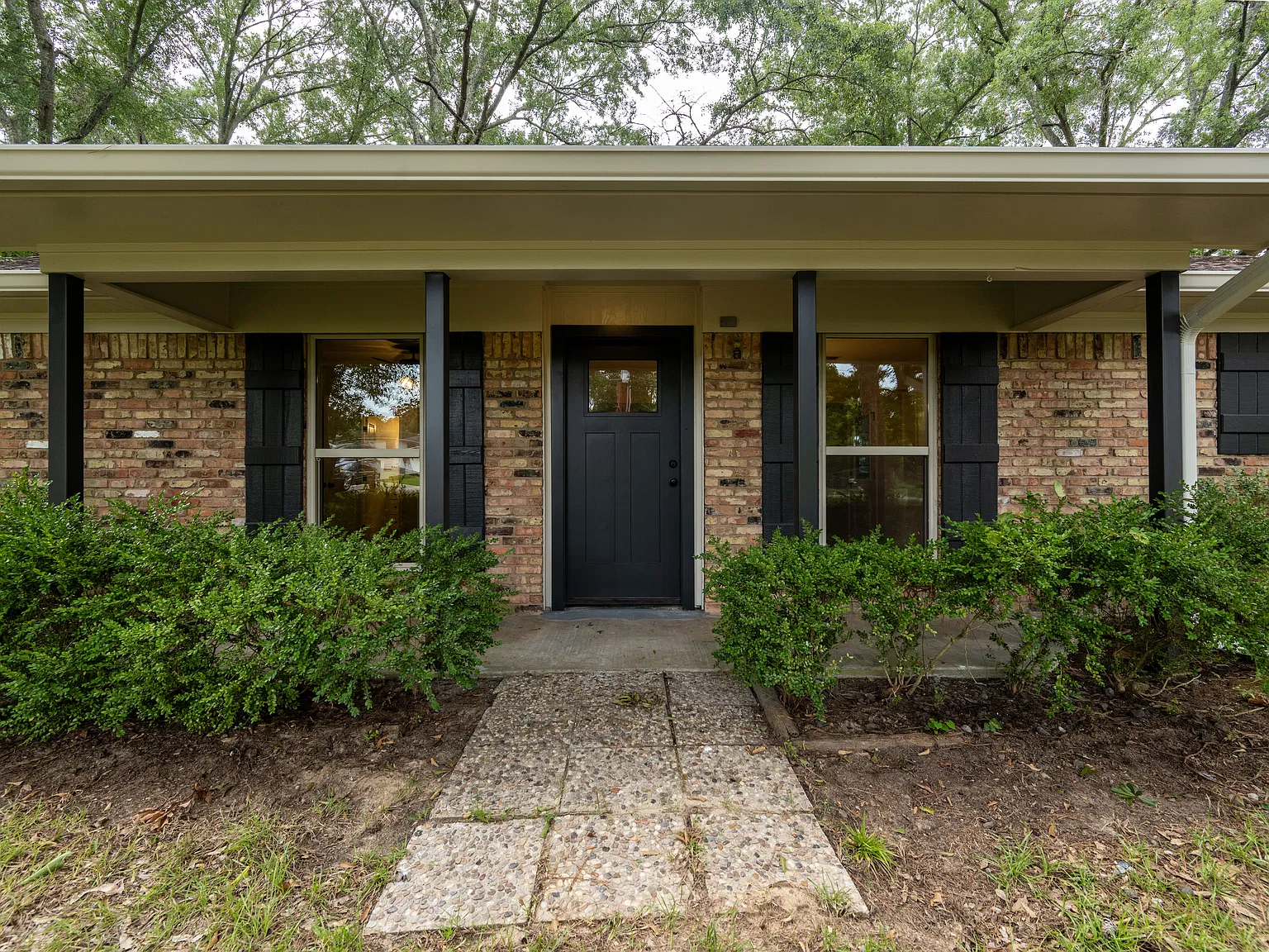3 bed, 1331 sqft, $1,900 — Photo 2