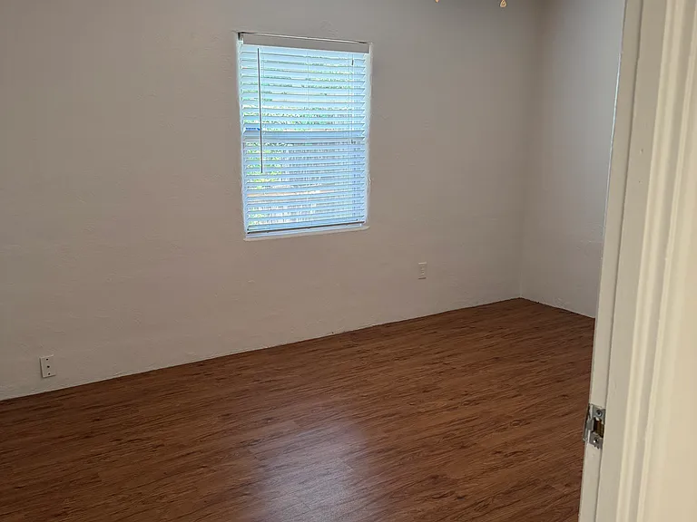 114 E Evans St — Photo 10