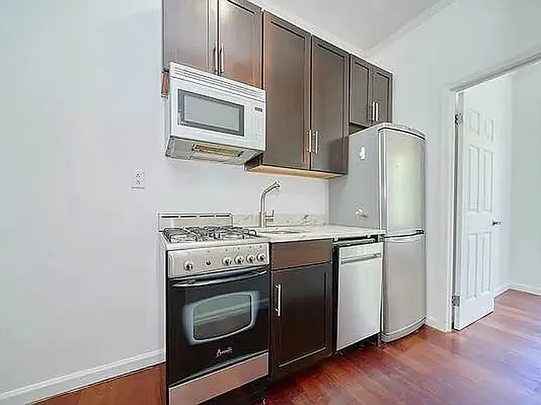 201 E 2nd St #2B — Photo 2