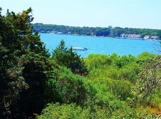 8 Pawnee St, Hampton Bays, NY 11946