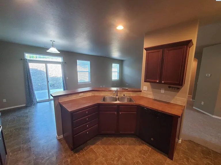 513 Jordan Ln — Photo 10