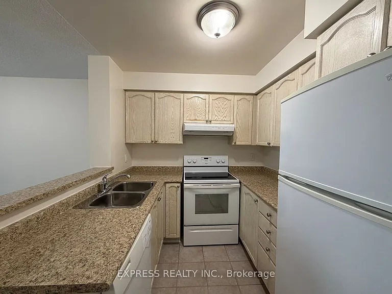 29 Pemberton Ave #LPH06 — Photo 2