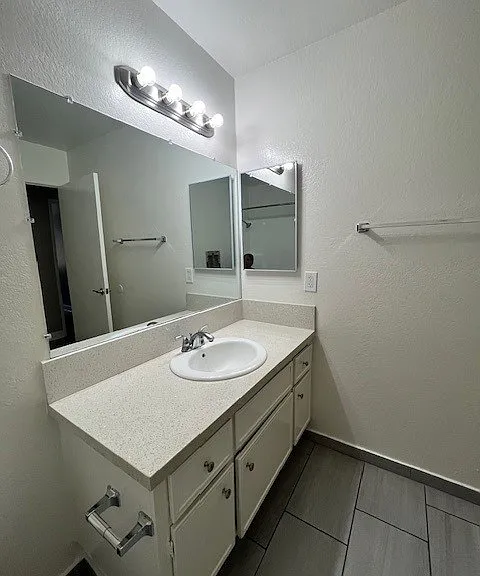 Oak Tree Apartments — Photo 9
