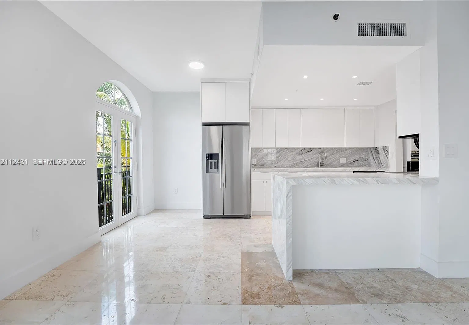 Armitage Condo — Photo 1