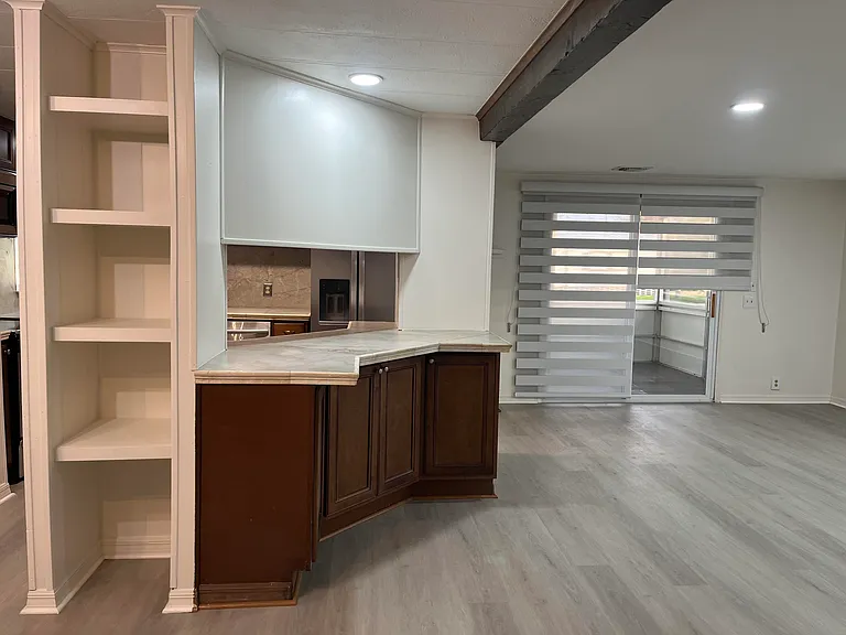 2425 Harden Blvd — Photo 3