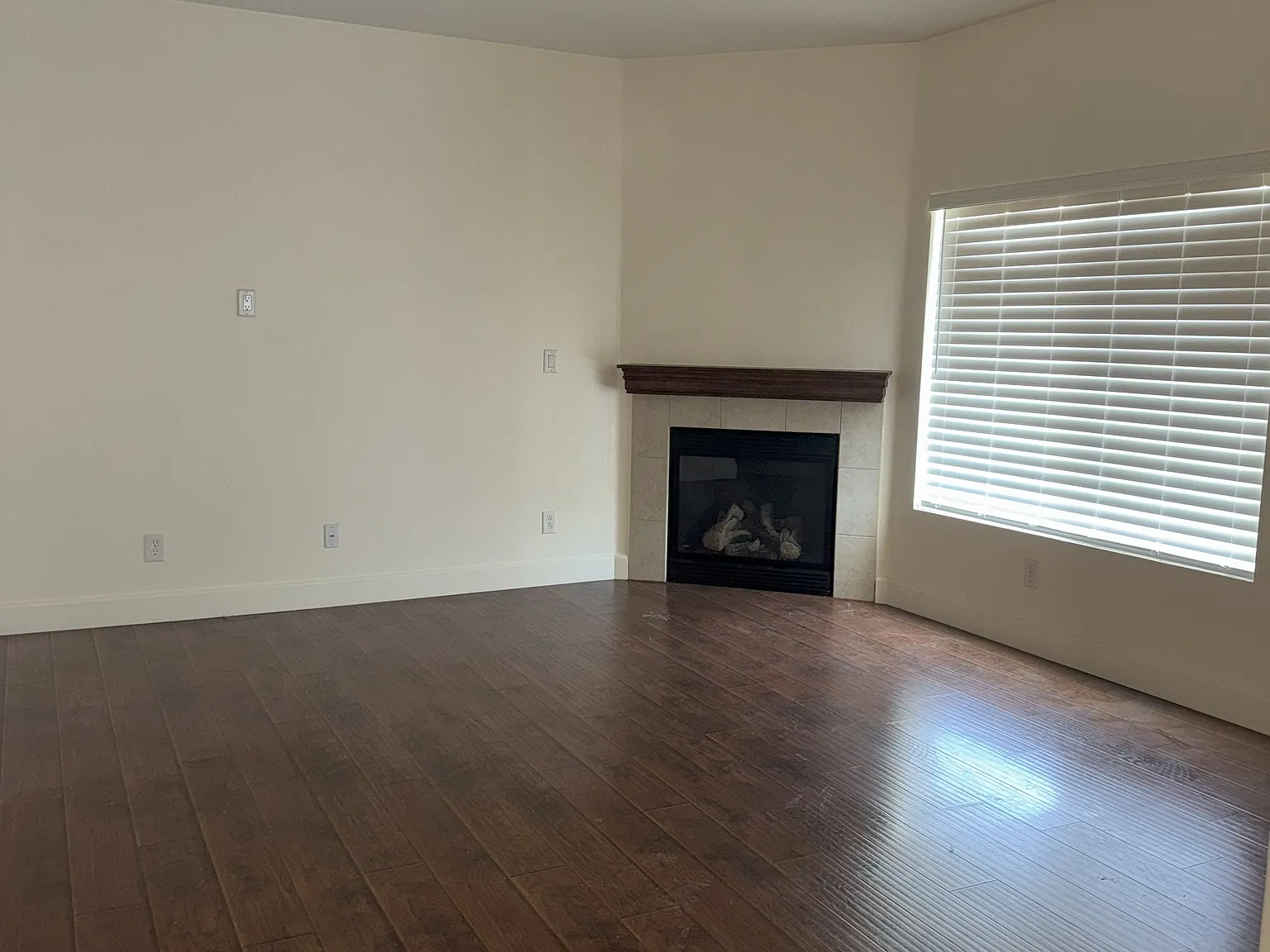 2 bed, 2.5 bath, 1400 sqft, $3,100 — Photo 2