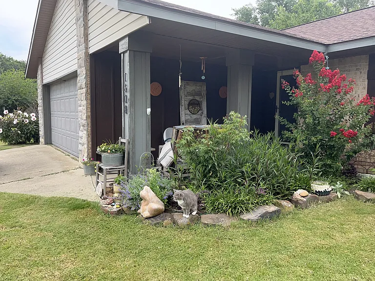 1608 Red Bud Ln — Photo 3