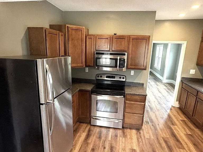 512 E Yerby St — Photo 3