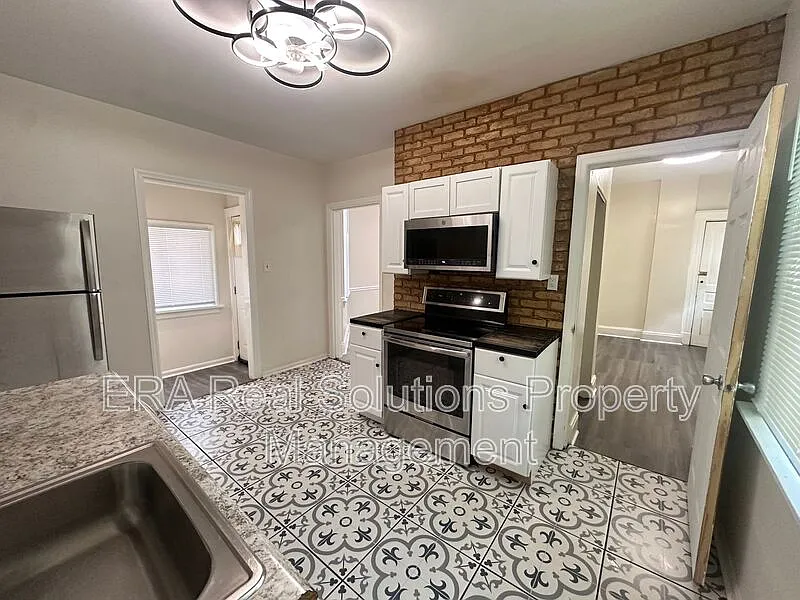 2 bed, 1.0 bath, $1,200 — Photo 4