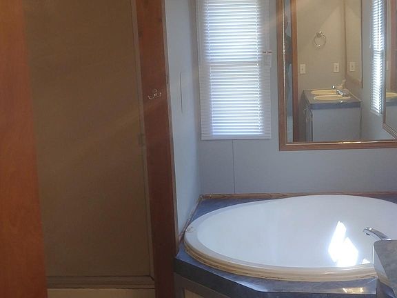 GIANT MASTERBATH W/SOAKER TUB AND STANDUP SHOWER