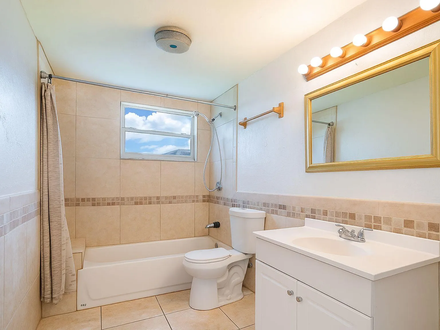 4 bed, 2.0 bath, 1652 sqft, $905 — Photo 3