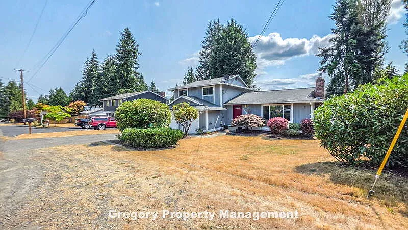 3 bed, 3.0 bath, 1632 sqft, $3,200 — Photo 2