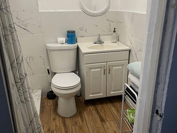 5th image of 160 Arnold Pl #1