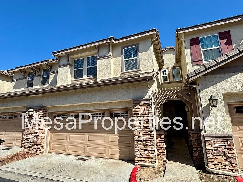 3 bed, 2.5 bath, 1670 sqft, $3,295 — Photo 2