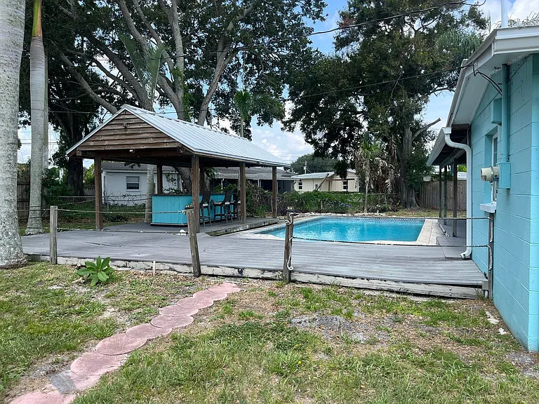 375 Carrousel Ct — Photo 23