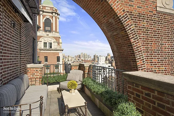 Sold by Sotheby's International Realty | media 2