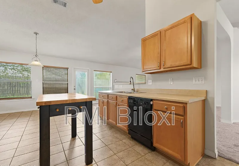 3 bed, 2.0 bath, 1766 sqft, $1,700 — Photo 4